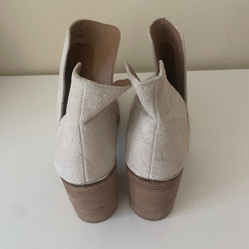 Steve Madden White Point Toe Textured Booties Siz… - image 3